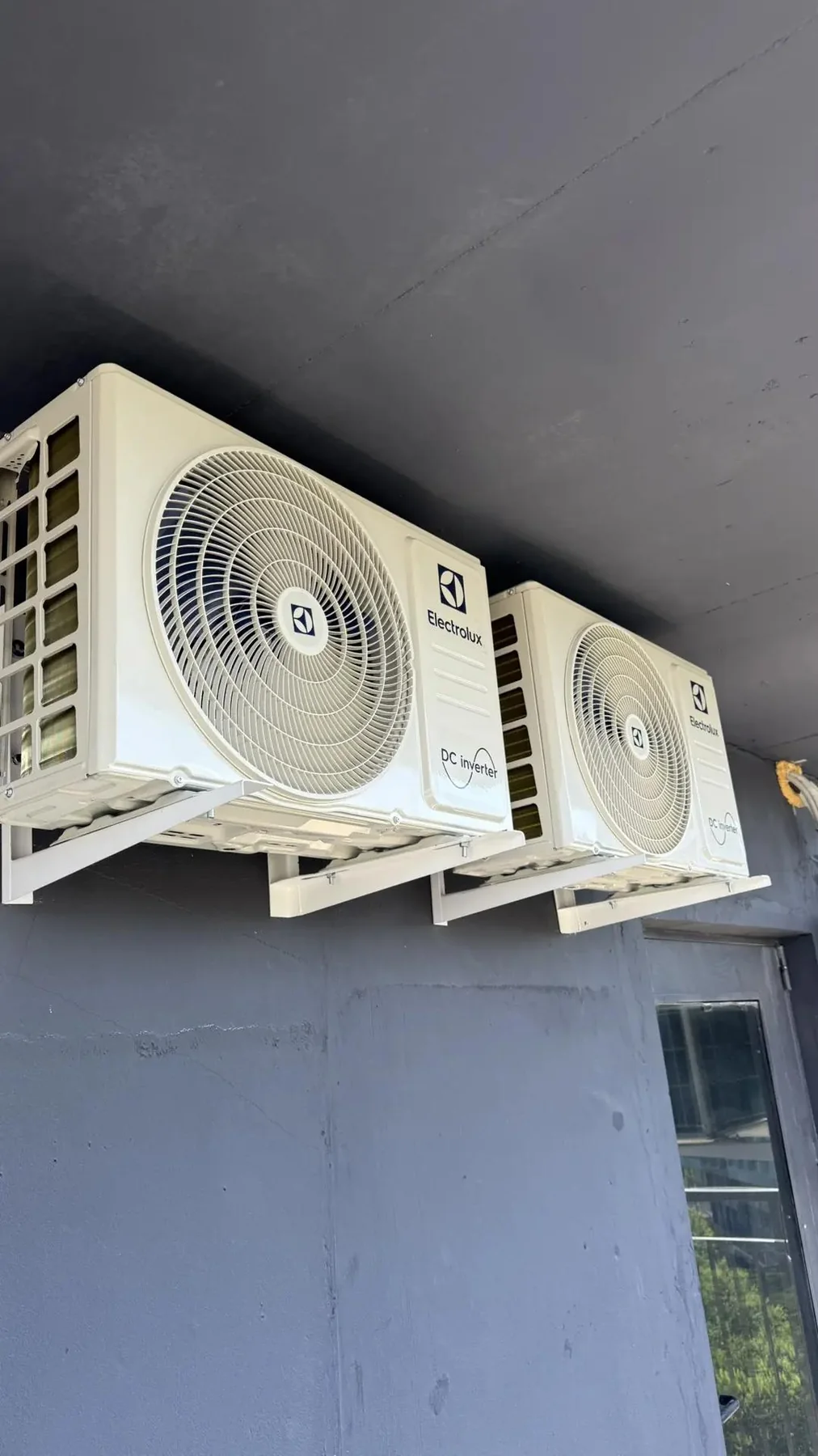 Два наружных блока Electrolux после монтажа в двухкомнатной квартире